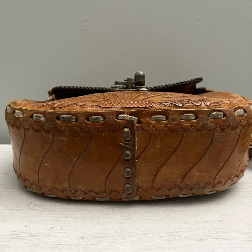 Vintage 70s 80s Hand Tooled Buckstitched Leather Shoulder Saddle Bag - Picture 8 of 16